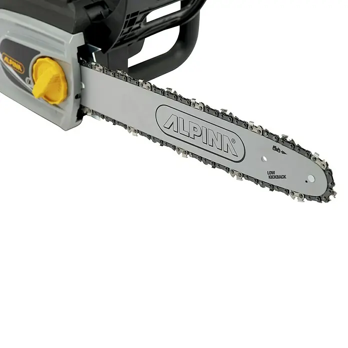 Alpina Elektro-Kettensäge ACS 180 E - 1.800 W, Schwertlänge: 35 cm - Nahaufnahme einer Alpina Kettensäge mit scharfer Kette und dem "Low Kickback"-Hinweis für sicheres Arbeiten.