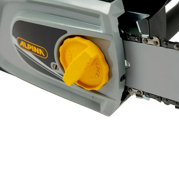 Alpina Elektro-Kettensäge ACS 180 E - 1.800 W, Schwertlänge: 35 cm - Nahaufnahme einer Alpina-Kettensäge mit gelbem Verschlussknopf und scharfer Kette, ideal für Gartenarbeiten.