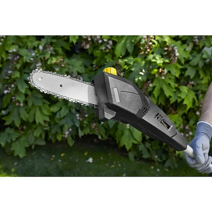 Alpina Multiherramienta de batería AM20 - 20 V, 1 batería, 4 Ah - Detalle de una motosierra de podar a batería con mango telescópico, ideal para podar ramas en jardines y parques.
