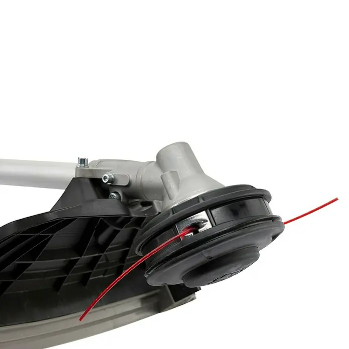 Alpina Desbrozadora de gasolina ABR35D - 1,2 kW, 35,3 cm³, Ancho de corte hilo: 43 cm, Ancho de corte cuchilla: 25,5 cm - Primer plano de un recortabordes de hilo con hilo rojo, ideal para cortar césped y malas hierbas en tu jardín.