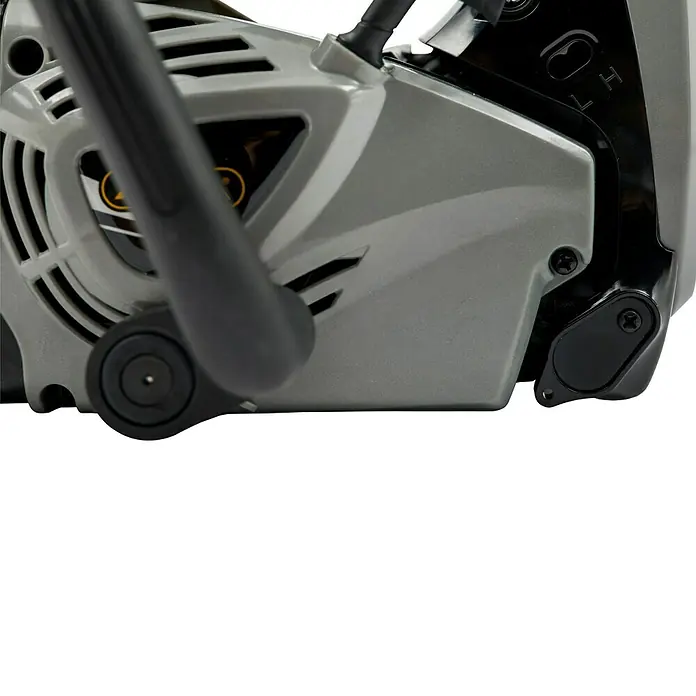 Alpina Motosierra de gasolina APR 527 - 0,7 kW, 26,9 cm³, Longitud de la cuchilla: 25 cm - Vista detallada de una motosierra gris con mango negro y detalles en negro. Las características destacadas incluyen las tomas de aire.