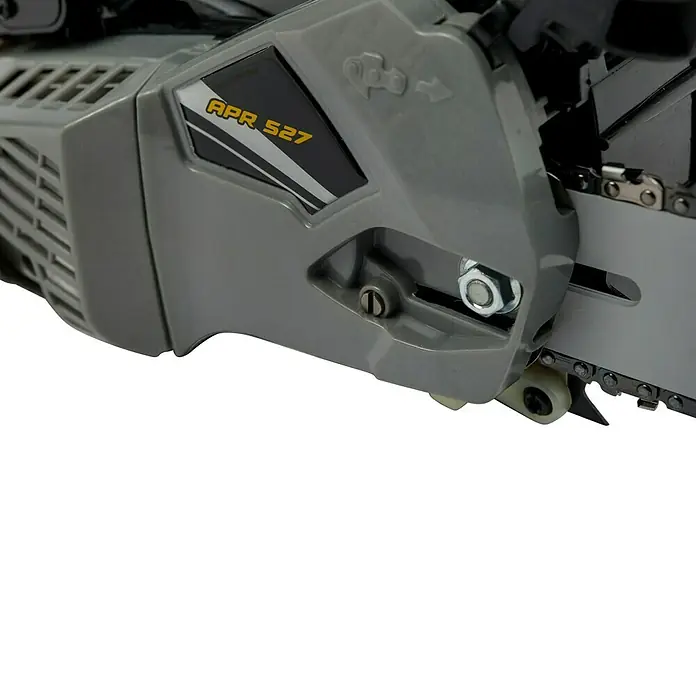 Alpina Motosierra de gasolina APR 527 - 0,7 kW, 26,9 cm³, Longitud de la cuchilla: 25 cm - Primer plano de una motosierra gris APR 527, que muestra detalles de la construcción y el diseño de la herramienta.