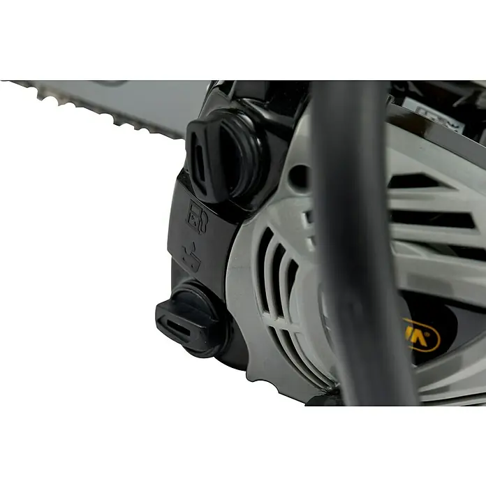 Alpina Motosierra de gasolina APR 527 - 0,7 kW, 26,9 cm³, Longitud de la cuchilla: 25 cm - Primer plano de una motosierra con detalles y controles claramente visibles.