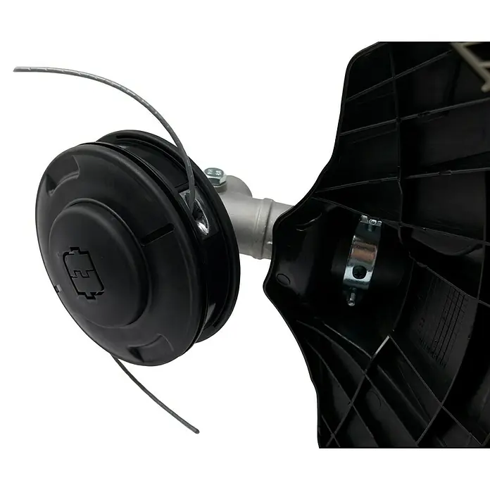Alpina Desbrozadora de gasolina ABR45D - 1,5 kW, 44,8 cm³, Ancho de corte hilo: 45 cm, Ancho de corte cuchilla: 25,5 cm - Primer plano de un cabezal de cortacésped con bobina negra e hilo de corte, junto con un protector.