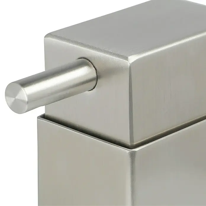 Zack Linea Seifenspender - Höhe: 16,9 cm, Edelstahl, Edelstahl - Nahaufnahme eines modernen, silberfarbenen Seifenspenders mit rechteckiger Form und einem zylindrischen Pumpkopf.