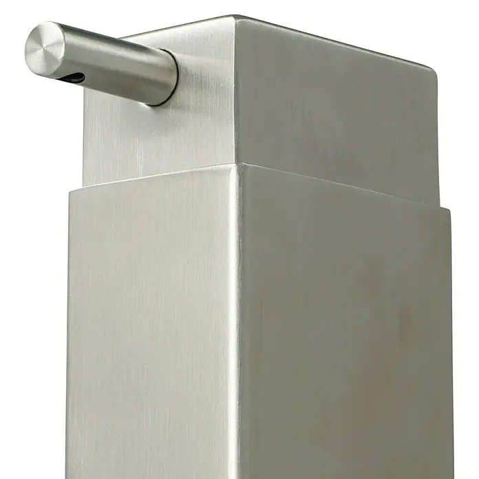 Zack Linea Seifenspender - Höhe: 16,9 cm, Edelstahl, Edelstahl - Nahaufnahme eines eleganten, quadratischen Seifenspenders aus gebürstetem Edelstahl mit einem zylindrischen Auslauf.