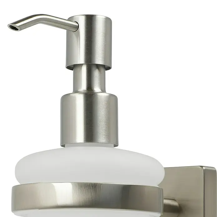 Lenz Sky Seifenspender - Mit Halterung, Nickel, Matt - Nahaufnahme eines eleganten Wandseifenspenders mit satiniertem Glasbehälter und gebürstetem Metallfinish.