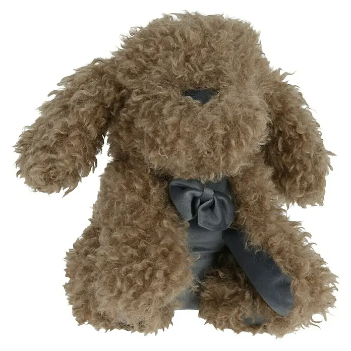 Tope de puerta Perro surtido - 1 ud., Surtido - Un peluche acogedor de color marrón claro con pelo rizado y un lazo gris alrededor del cuello para niños y fans de abrazos.