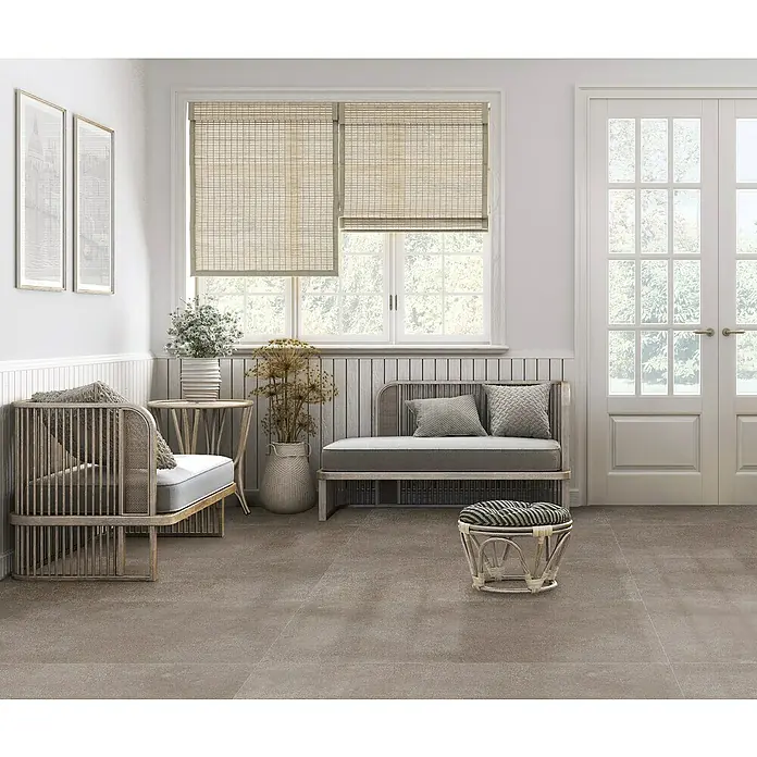 Feinsteinzeugfliese Rimini - 60 x 120 cm, Taupe, Matt - Einladender Raum mit Rattanmöbeln, braunem Fliesenboden und sanften Farben. Die Rattan-Sitzmöbel sind ein echter Hingucker.