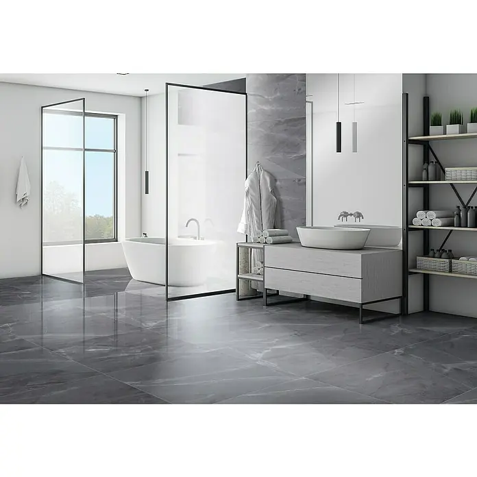 Opiart Feinsteinzeugfliese Nero - 59,7 x 59,7 cm, Anthrazit, Glänzend - Ein modernes Badezimmer mit grauen Fliesen, einer freistehenden Badewanne und einem stilvollen Waschtisch bietet ein luxuriöses Ambiente.