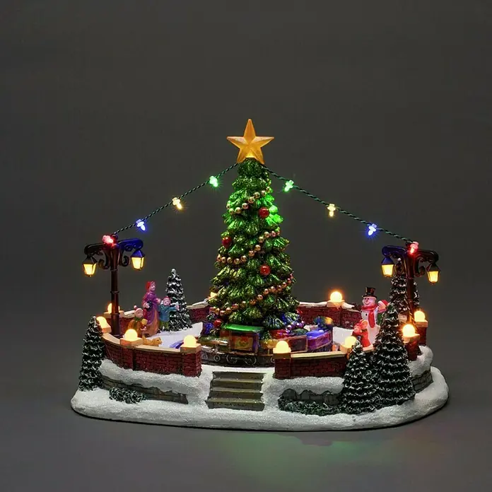 Konstsmide LED-Weihnachtsdorf Dorfplatz mit Musik - Bunt, 31,5 x 19 x 21 cm, LED, Batteriebetrieben - Weihnachtliche Szene mit leuchtendem Baum, Zügen, Geschenken und Schneemann. Stimmungsvolle Dekoration für die Festtage.