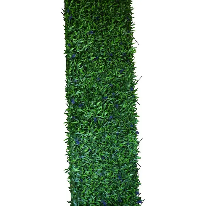 Jardín vertical Lilas - Plástico, L x An: 50 x 50 cm - Primer plano de una pared de seto artificial verde adornada con pequeñas flores moradas sobre un fondo negro.