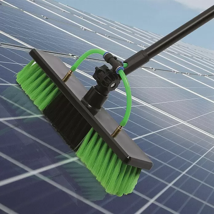 Green Solar Waschbürste - Länge: 4,6 m - Schwarze und grüne Solarpanel-Reinigungsbürste mit Stange und grünem Schlauch, über reflektierenden Solarpaneelen.