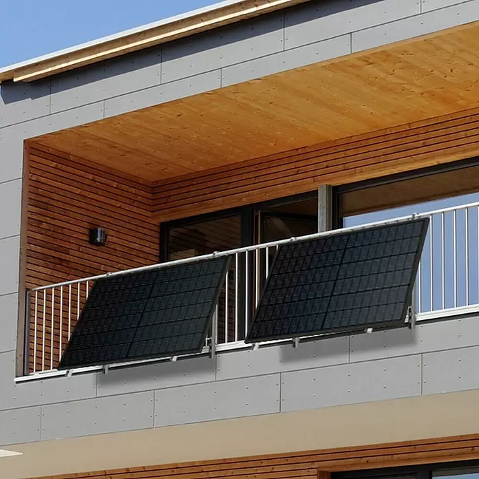 Green Solar Solarmodul-Set 0% MwSt. gem. § 12 Abs. 3 UStG - Nennleistung: 450 W, L x B x H: 176,2 x 113,4 x 3 cm, 1 Stk. - Zwei schwarze Solarpanels an einem Balkongeländer eines modernen Gebäudes.