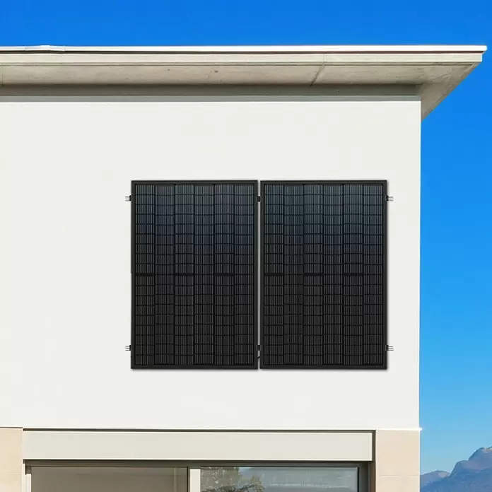 Green Solar Solarmodul-Set 0% MwSt. gem. § 12 Abs. 3 UStG - Nennleistung: 450 W, L x B x H: 176,2 x 113,4 x 3 cm, 1 Stk. - Zwei schwarze Solarpaneele an einer weißen Gebäudefassade montiert.