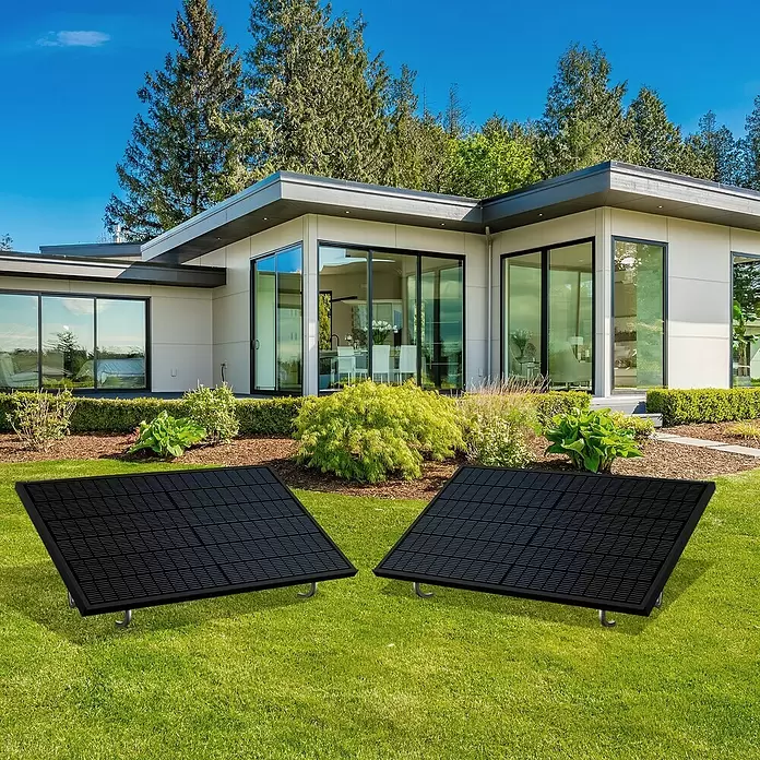 Green Solar Solarmodul-Set 0% MwSt. gem. § 12 Abs. 3 UStG - Nennleistung: 450 W, L x B x H: 176,2 x 113,4 x 3 cm, 1 Stk. - Zwei schwarze Solarpaneele mit Ständern auf grünem Rasen vor einem modernen Haus.