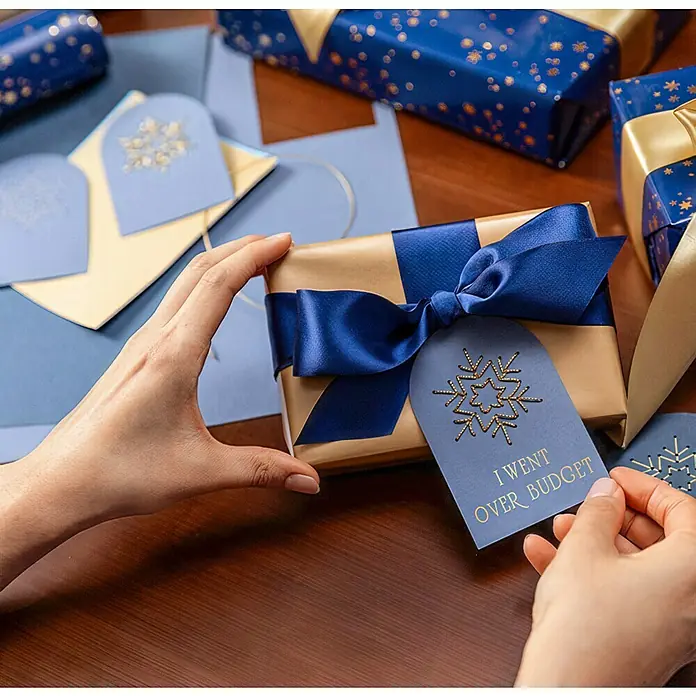 Cricut Maker Schneideplotter Maker 3 - Blau, Bluetooth, Schnittbreite: 29,7 cm, Schnittlänge: 3,6 m - Geschenk mit Schleife und Geschenkanhänger mit der Aufschrift "Ich habe das Budget überschritten".