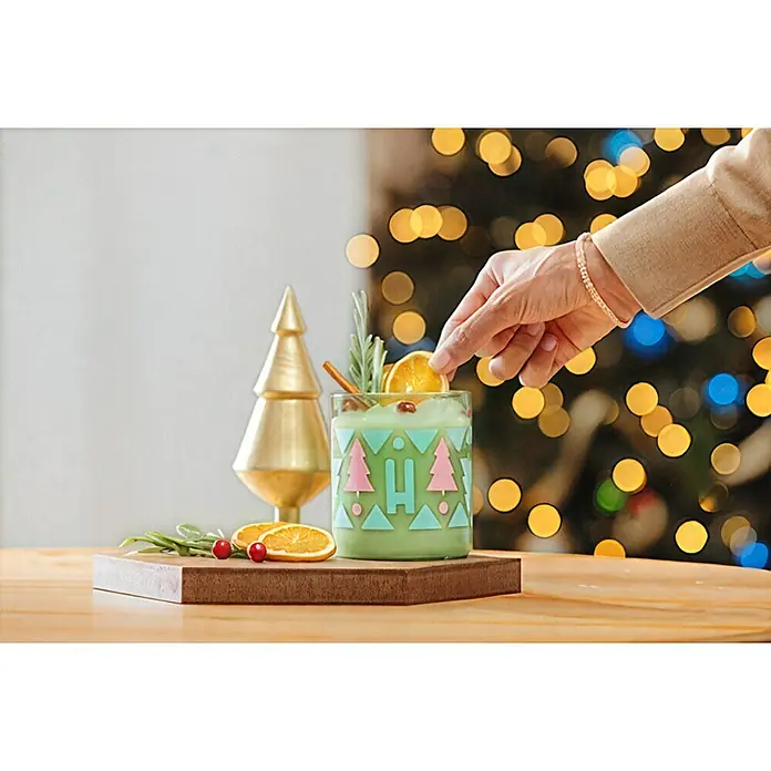Cricut Maker Schneideplotter Maker 3 - Blau, Bluetooth, Schnittbreite: 29,7 cm, Schnittlänge: 3,6 m - Festlicher, mit Orangen garnierter Weihnachtscocktail in einem Glas mit festlichen Motiven. Perfekt für die Feiertage!