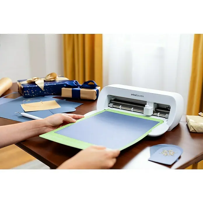 Cricut Joy Xtra Schneideplotter Starter Bundle - Weiß, Bluetooth, Schnittbreite: 21,6 cm, Schnittlänge: 1,2 m - Nahaufnahme eines Cricut Joy Xtra Schneideplotters, der mit einer Schneidematte verwendet wird.