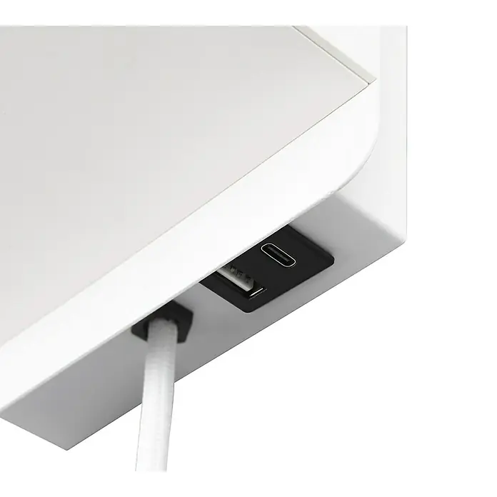 Trio Lighting Aplique de pared Comfort - 40 W, L x An x Al: 18 x 16 x 31 cm, Blanco, E14 - Primer plano de un dispositivo blanco con puertos USB y USB-C, con un cable enchufado.