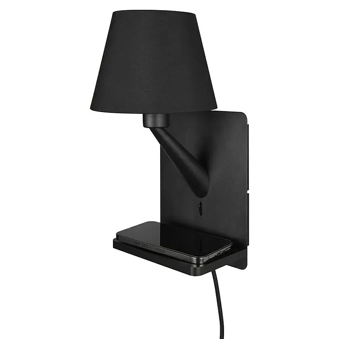 Trio Lighting Aplique de pared Comfort - 40 W, L x An x Al: 18 x 16 x 31 cm, Negro, E14 - Elegante lámpara de pared negra con estante integrado y un teléfono inteligente apoyado, presentado sobre un fondo negro.