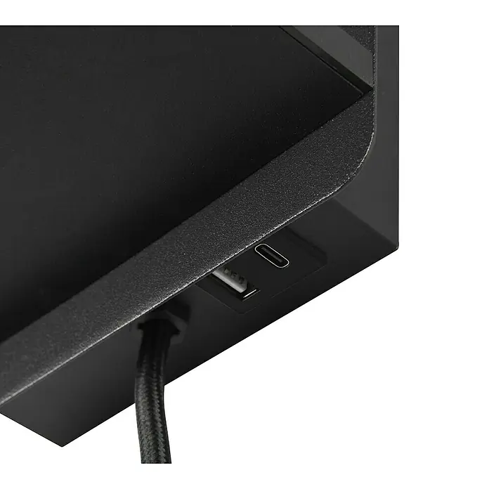 Trio Lighting Aplique de pared Comfort - 40 W, L x An x Al: 18 x 16 x 31 cm, Negro, E14 - Primer plano de un producto negro con puertos USB y USB-C, destacando su conectividad y funcionalidad.