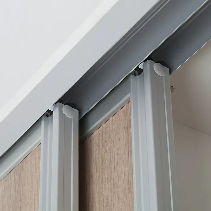 Room Plaza Easy Schienen-Bau-Set - Passend für: Room Plaza Easy Schiebetür-Bau-Sets, 2.488 mm, Silber - Nahaufnahme eines Schiebetürsystems mit grauen Schienen und weißen Rahmen. Das Design ist modern und funktional gestaltet.
