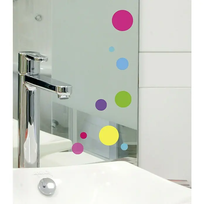 Vinilo de pared - Plástico, Bolas de colores - Lavabo con grifo moderno y adhesivos coloridos en el espejo, que añaden un toque lúdico a la decoración del baño.