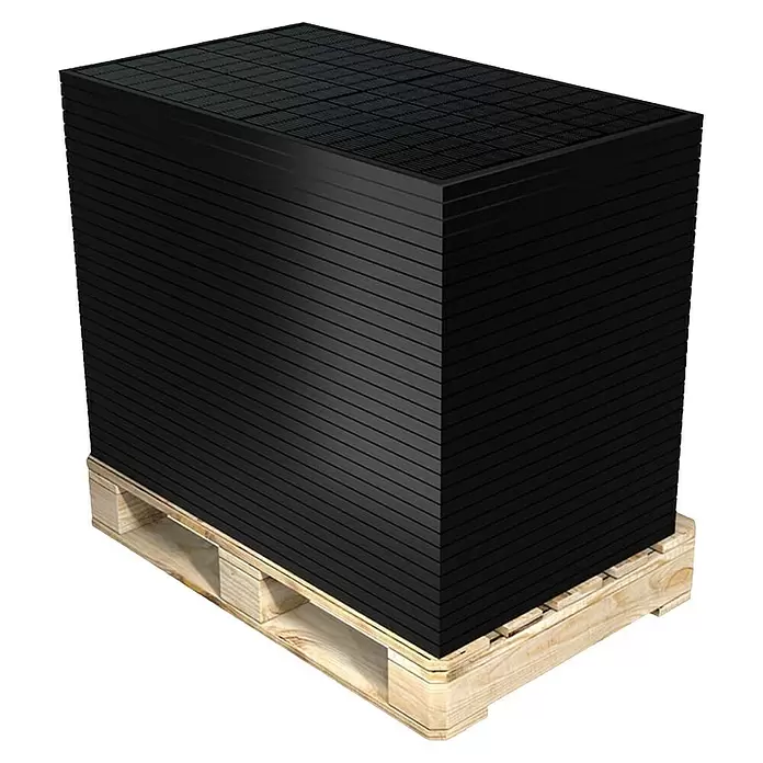 Green Solar Solarmodul-Set 0% MwSt. gem. § 12 Abs. 3 UStG - Nennleistung: 13.950 W, L x B x H: 176,2 x 113,4 x 3 cm, 31 Stk. - Stapel schwarzer Solarmodule auf einer hellen Holzpalette.