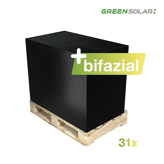 Green Solar Solarmodul-Set 0% MwSt. gem. § 12 Abs. 3 UStG - Nennleistung: 13.950 W, L x B x H: 176,2 x 113,4 x 3 cm, 31 Stk. - Eine Holzpalette mit 31 schwarzen bifazialen Solarmodulen von Green Solar.