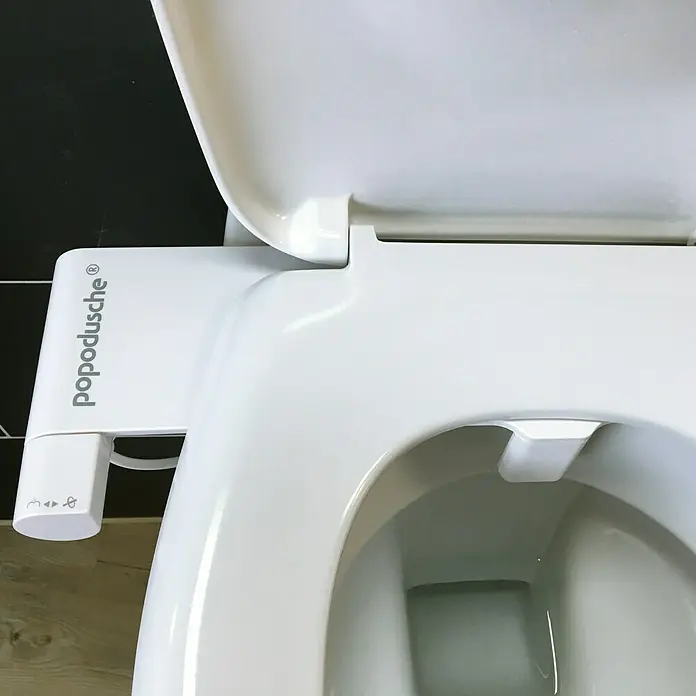 Popodusche WC-Aufsatz - Weiß - Eine Nahaufnahme einer weißen Popodusche, einem Bidetaufsatz für Toiletten, mit dem dazugehörigen Bedienfeld an der Seite.