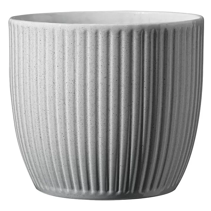 Soendgen Keramik Übertopf rund Belice Delight - Außenmaß (Ø x H): 13 x 12 cm, Zartgrau, Keramik - Hellgrauer gerillter Keramiktopf, möglicherweise ein Pflanzgefäß.