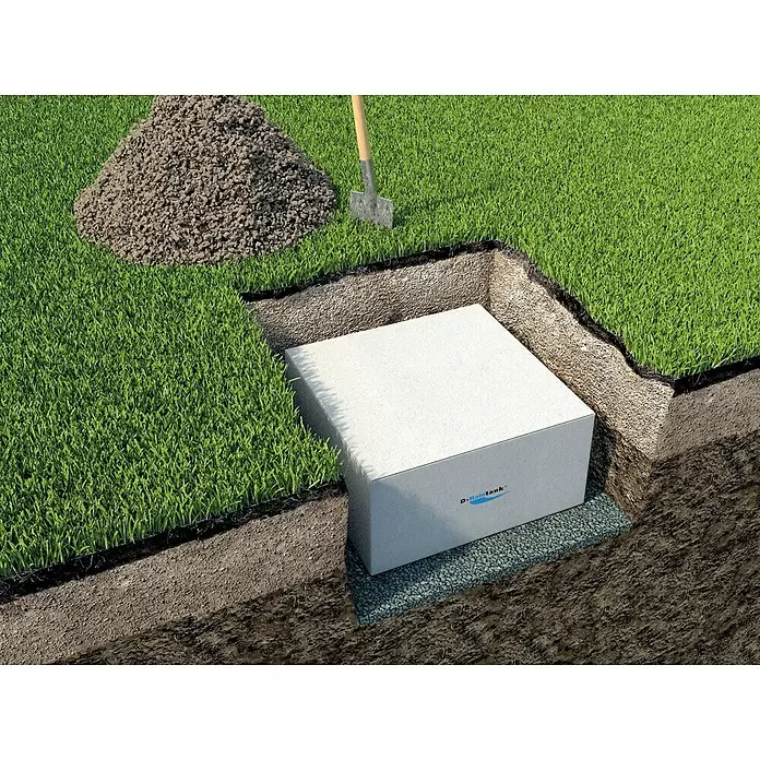 FunkeGruppe Sistema de infiltración - Volumen: 272 l, Máx. área de aplicación: 10 m² - Tanque D-Rain gris parcialmente instalado bajo tierra en un césped, con tierra excavada y una pala.
