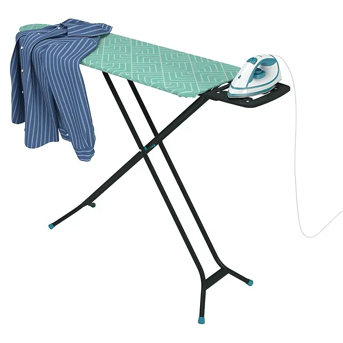 Bügeltisch Ironing Board - 33 x 110 cm, Grün, S - Bügelbrett mit blau gestreiftem Hemd und einem türkis-weißen Bügeleisen. Praktisch für den Haushalt und einfache Textilpflege.