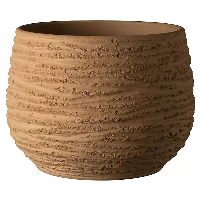 Soendgen Keramik Übertopf rund Teramo Terra - Außenmaß (Ø x H): 16 x 12 cm, Hellbraun, Keramik - Ein runder, hellbrauner Terrakotta-Pflanztopf mit rauer, horizontal geriffelter Textur.