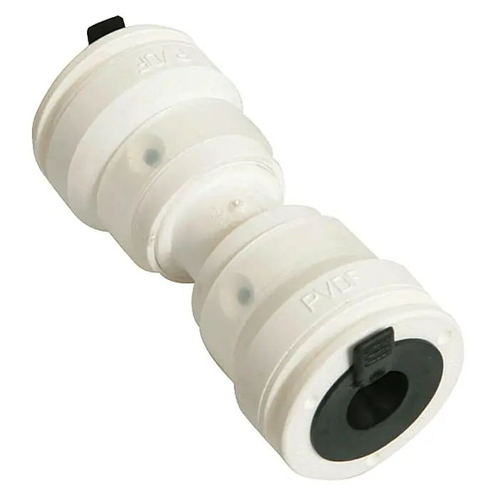 Marley AquaStec Steckkupplung - Durchmesser: 20 mm - Ein weißes PVDF-Verbinderstück mit schwarzen Clipverschlüssen, das für Wasserfiltersysteme verwendet wird, um Rohre sicher zu verbinden.