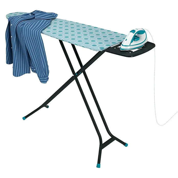 Bügeltisch Ironing Board - 36 x 114 cm, Türkis, M - Bügelbrett mit Hemd und Bügeleisen. Das Bügelbrett hat ein blaues Muster und steht auf einem schwarzen Gestell mit blauen Akzenten.