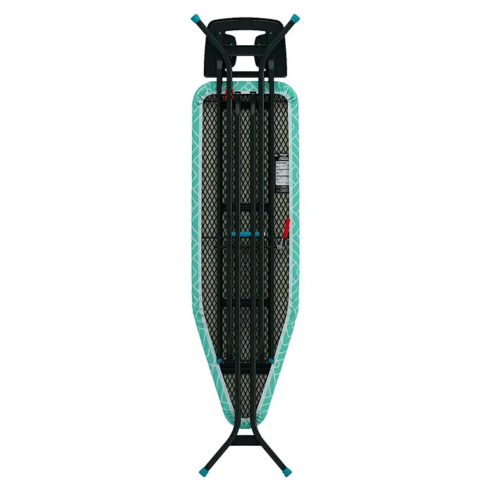 Bügeltisch Ironing Board - 33 x 110 cm, Grün, S - Ansicht eines zusammengeklappten Bügelbretts mit einem türkisfarbenen Bezug und einem grauen Metallrahmen mit blauen Akzenten.