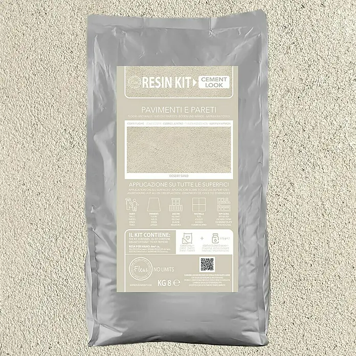 Fleur Kit Microcemento - Desert Sand, 8 kg - Imagen de un "Resin Kit Cement Look" para suelos y paredes, con acabado en arena del desierto. Ideal para superficies.