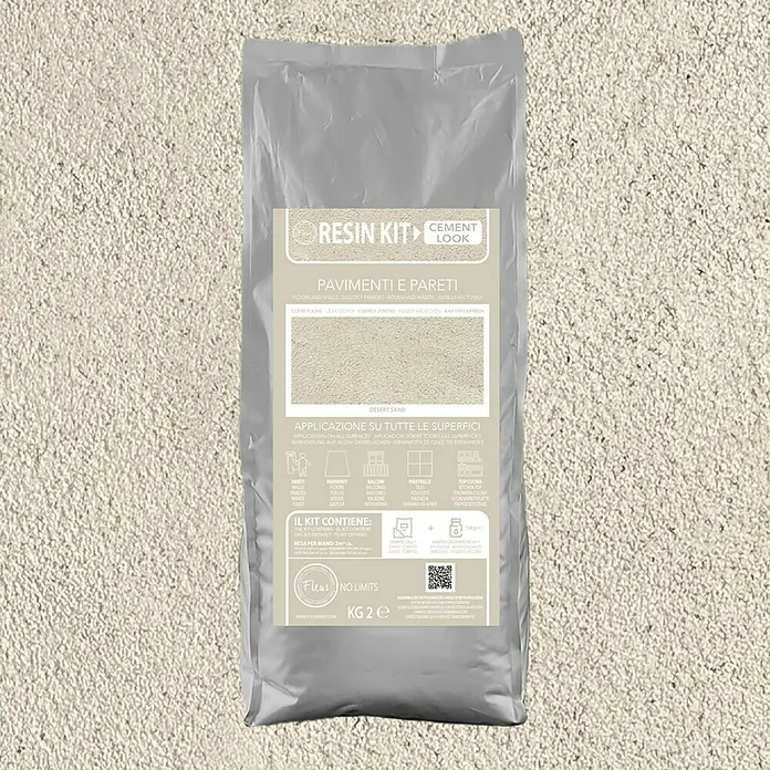 Fleur Kit Microcemento - Desert Sand, 2 kg - Imagen del producto: Un saco de "Resin Kit Cement Look" para suelos y paredes con aspecto de arena del desierto.