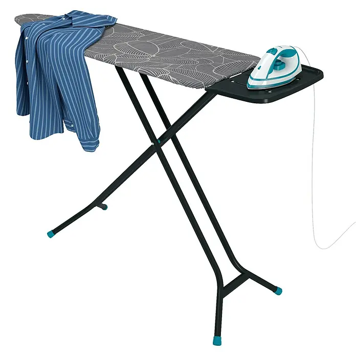 Bügeltisch Ironing Board - 38 x 120 cm, Grau, L - Bügeltisch mit Bügeleisen und Hemd. Ideal zum Glätten von Kleidungsstücken und ein Muss für jeden Haushalt.