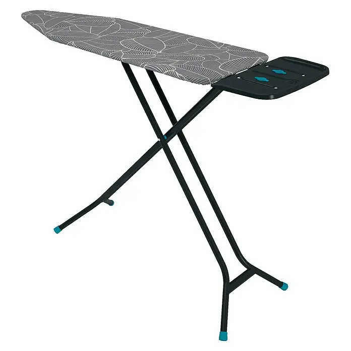Bügeltisch Ironing Board - 38 x 120 cm, Grau, L - Ein Bügelbrett mit grauem Bezug und Ablagefläche für ein Bügeleisen. Die Beine sind aus Metall und haben blaue Akzente.