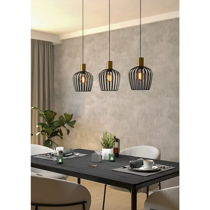 Eglo Lámpara colgante redonda Empoli - 40 W, L x An x Al: 90 x 20 x 110 cm, Negro, E27 - Elegante lámpara colgante con tres pantallas sobre una mesa de comedor. El diseño moderno con puntales negros y detalles dorados añade estilo.