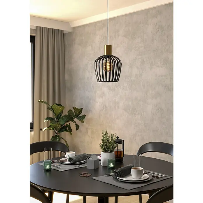 Eglo Lámpara colgante redonda Empoli - 40 W, Ø x Al: 20 x 110 cm, Negro, E27 - Primer plano de una elegante lámpara colgante con accesorios dorados y jaula negra, que cuelga sobre una mesa.