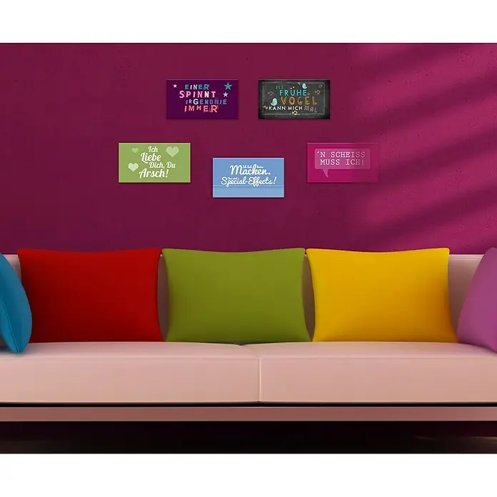 ProArt Type Hype Decopanel - Ich hab keine Macken!, B x H: 30 x 15 cm - Wanddeko über einem Sofa mit bunten Kissen. Fünf humorvolle Schilder mit Sprüchen in verschiedenen Farben lockern die Atmosphäre auf.