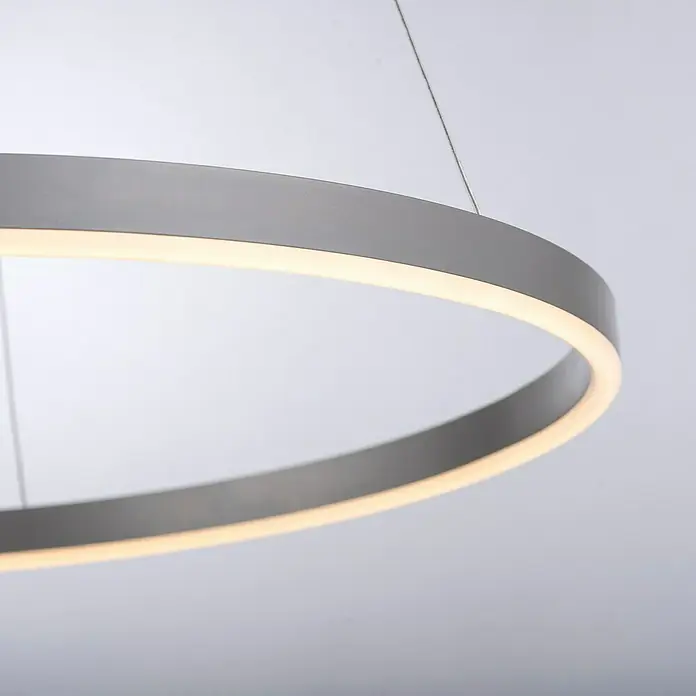 Just Light Ritus Lámpara colgante LED redonda - 28 W, Plata, Blanco cálido - Primer plano de una lámpara colgante LED moderna con forma de anillo plateado, que emite un brillo cálido y acogedor. Ideal para interiores.