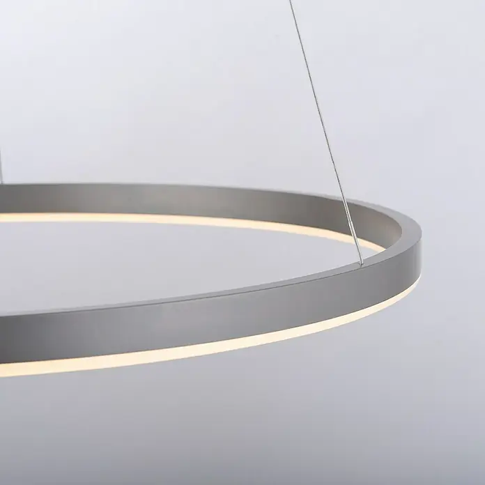 Just Light Ritus Lámpara colgante LED redonda - 28 W, Plata, Blanco cálido - Primer plano de una lámpara colgante LED circular moderna, que muestra su diseño elegante e iluminación suave, ideal para interiores contemporáneos.