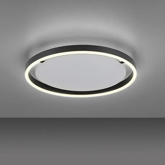 Just Light Ritus Plafón LED redondo - L x An x Al: 39,3 x 39,3 x 5,3 cm, Blanco cálido - Primer plano de una moderna lámpara de techo LED con un anillo negro y un difusor blanco, creando un ambiente elegante y luminoso.