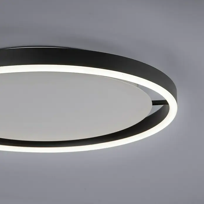 Just Light Ritus Plafón LED redondo - L x An x Al: 39,3 x 39,3 x 5,3 cm, Blanco cálido - Primer plano de una moderna lámpara de techo LED redonda con marco negro y difusor blanco, que proporciona una iluminación indirecta.