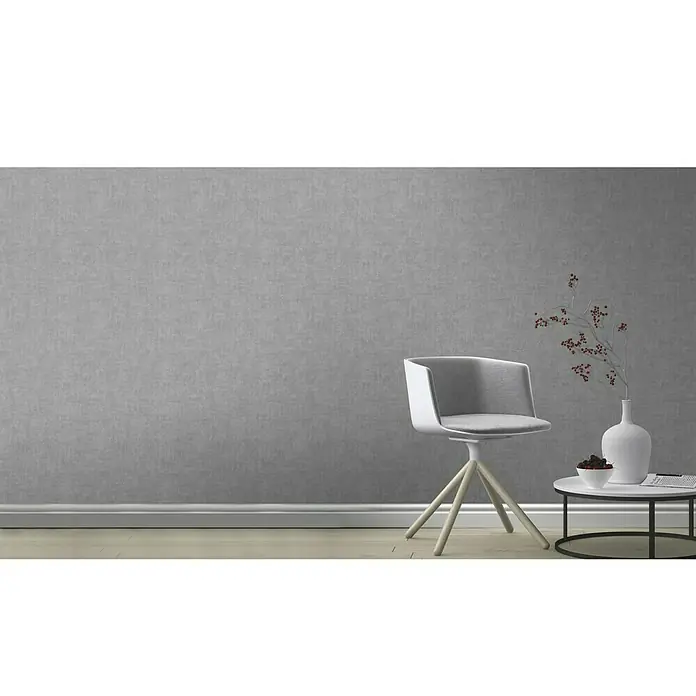Rasch Vliestapete - Dunkelgrau, Uni, 10,05 x 0,53 m, Schimmernd - Ein moderner Stuhl in Grau und Weiß mit einem Holztisch und einer Vase mit roten Beeren, die eine stilvolle Inneneinrichtung zeigen.